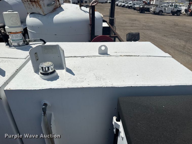 image for item NU9550 2007 Sterling Acterra lube truck