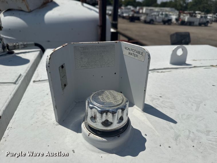 image for item NU9550 2007 Sterling Acterra lube truck