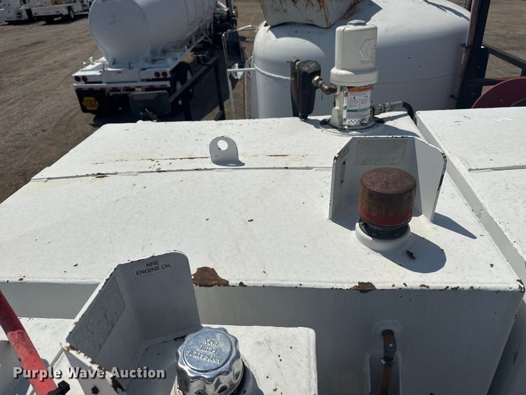 image for item NU9550 2007 Sterling Acterra lube truck