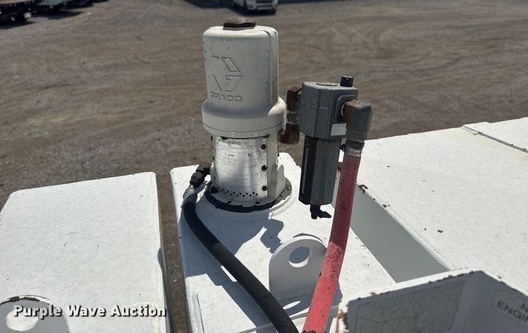 image for item NU9550 2007 Sterling Acterra lube truck