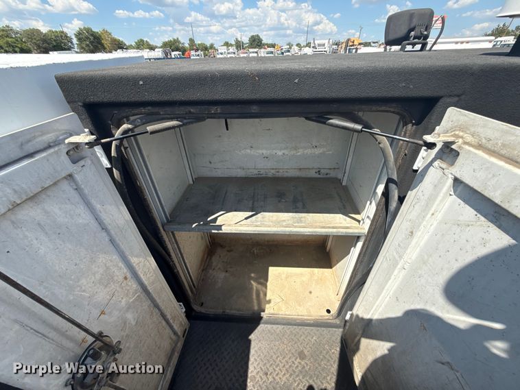 image for item NU9550 2007 Sterling Acterra lube truck