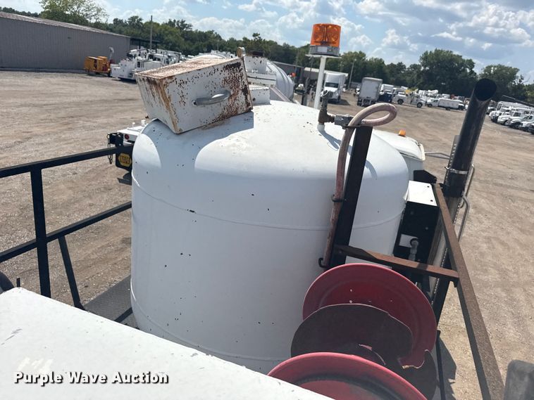 image for item NU9550 2007 Sterling Acterra lube truck