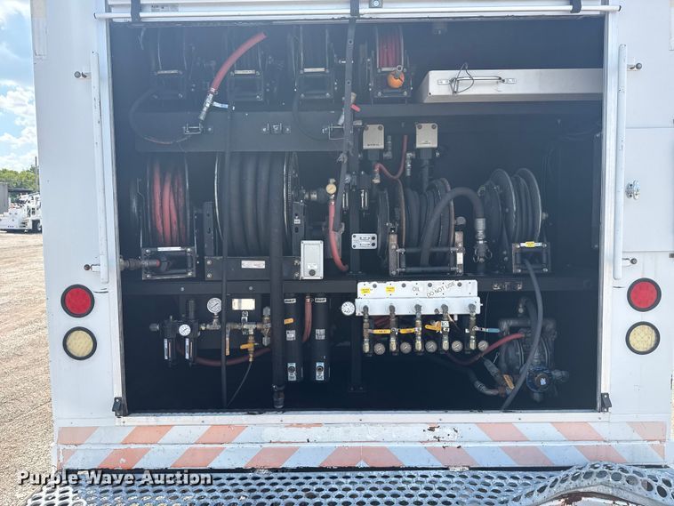 image for item NU9550 2007 Sterling Acterra lube truck