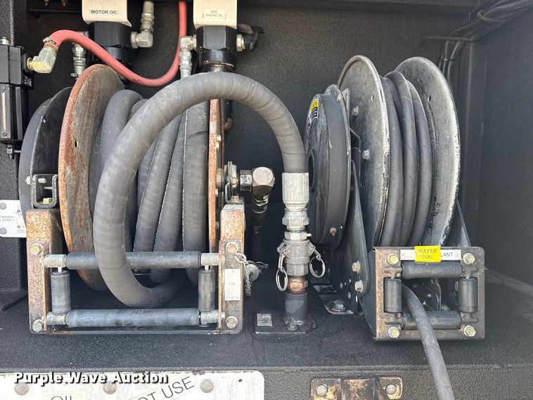 image for item NU9550 2007 Sterling Acterra lube truck