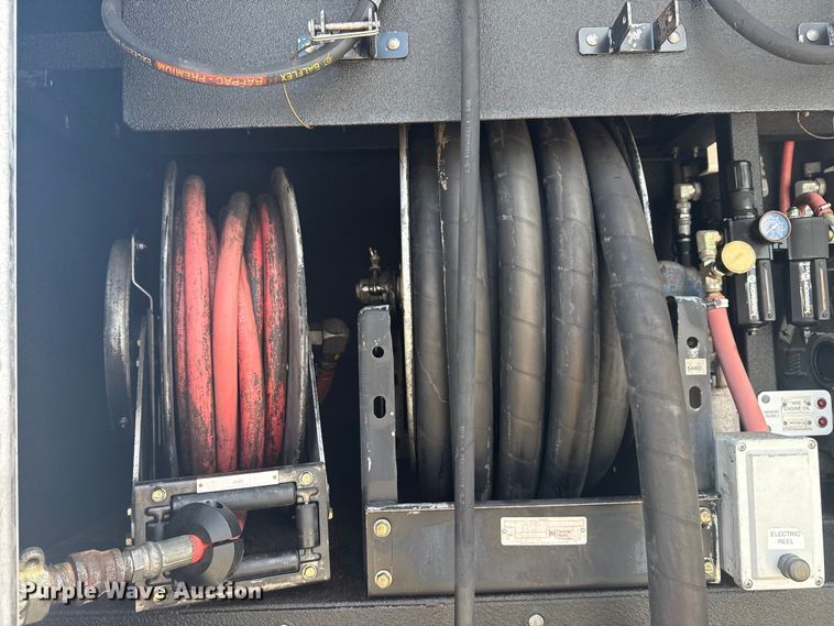 image for item NU9550 2007 Sterling Acterra lube truck