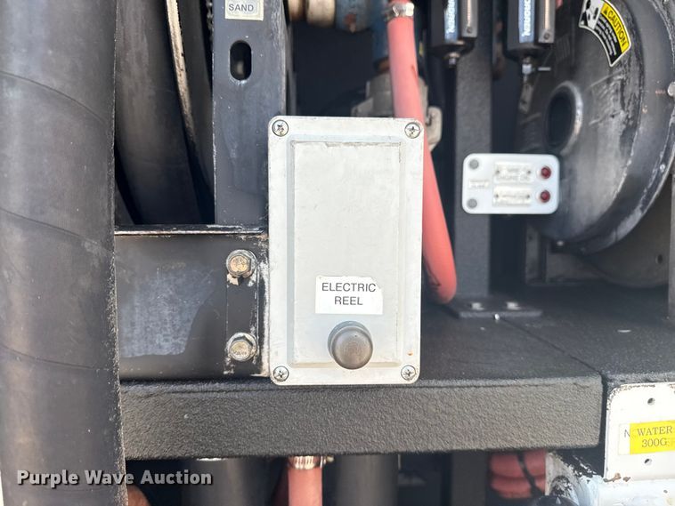 image for item NU9550 2007 Sterling Acterra lube truck