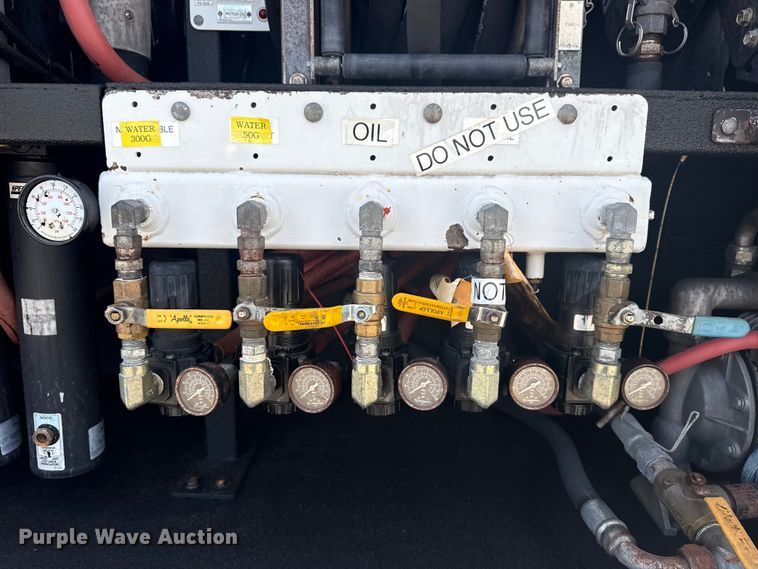 image for item NU9550 2007 Sterling Acterra lube truck