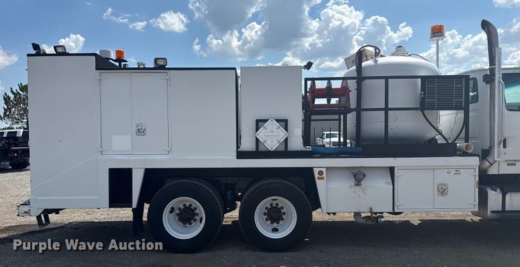 image for item NU9550 2007 Sterling Acterra lube truck