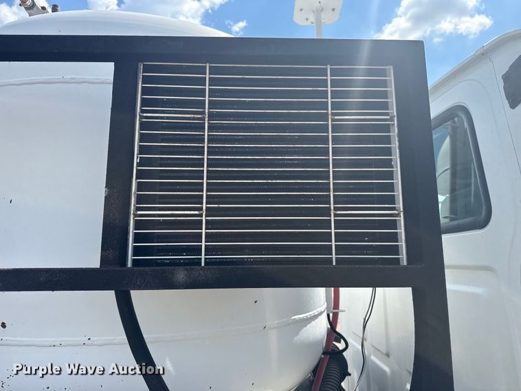 image for item NU9550 2007 Sterling Acterra lube truck