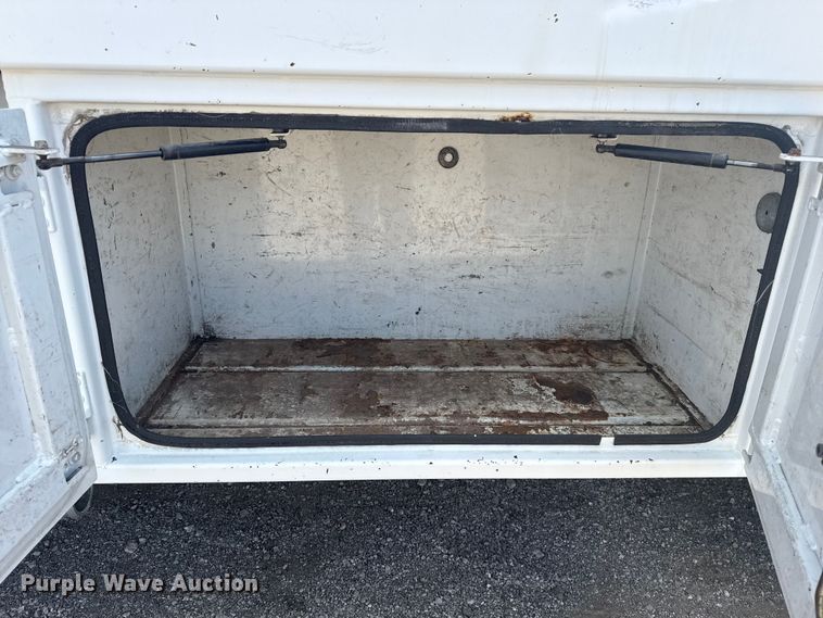 image for item NU9550 2007 Sterling Acterra lube truck