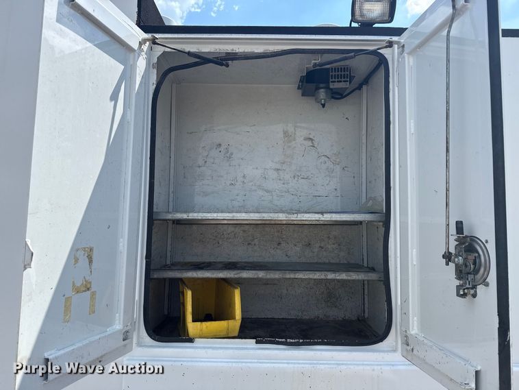 image for item NU9550 2007 Sterling Acterra lube truck