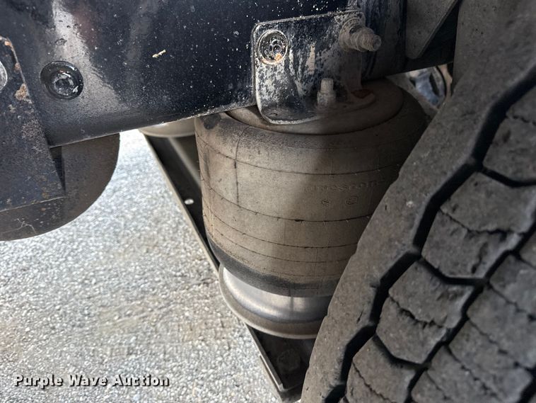 image for item NU9550 2007 Sterling Acterra lube truck