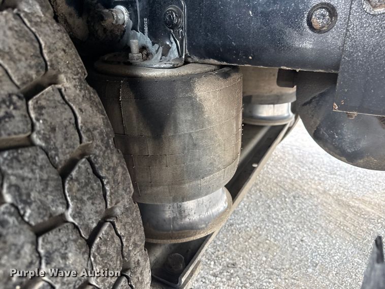 image for item NU9550 2007 Sterling Acterra lube truck