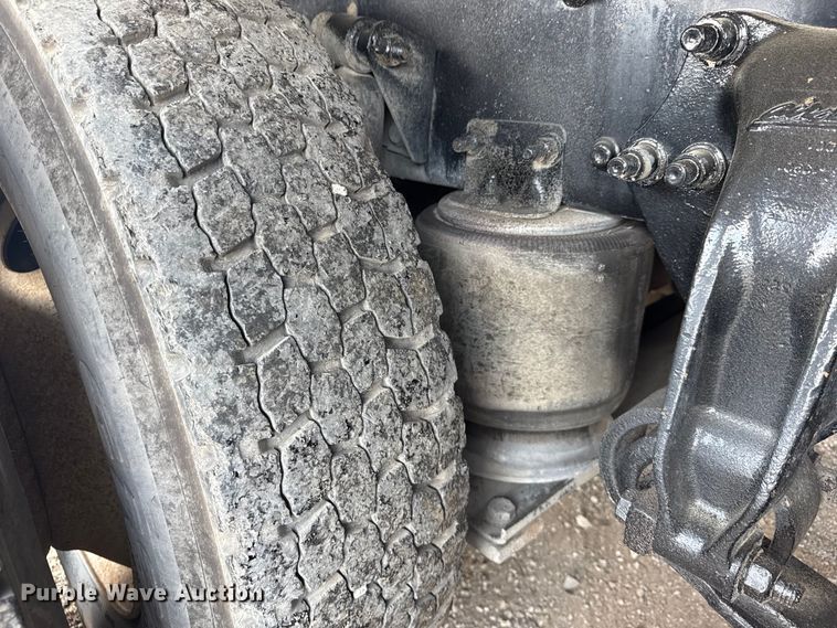 image for item NU9550 2007 Sterling Acterra lube truck