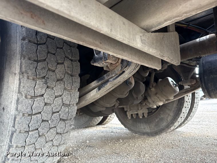 image for item NU9550 2007 Sterling Acterra lube truck