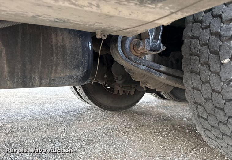 image for item NU9550 2007 Sterling Acterra lube truck