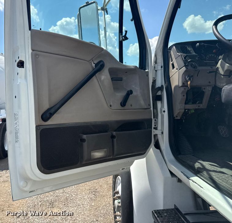 image for item NU9550 2007 Sterling Acterra lube truck