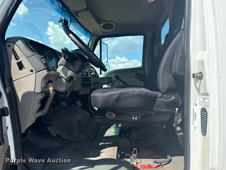 image for item NU9550 2007 Sterling Acterra lube truck