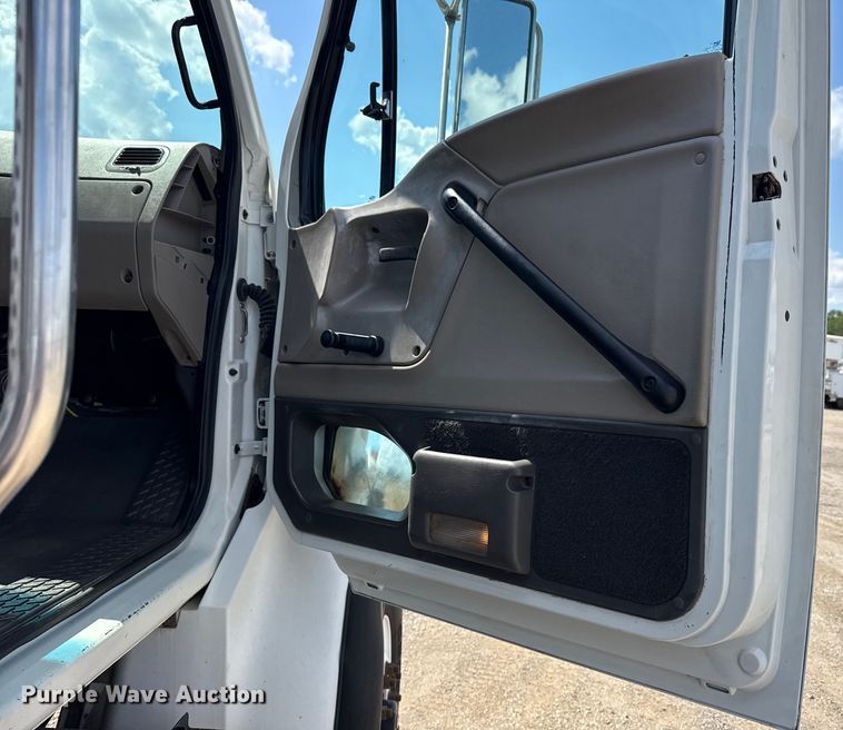 image for item NU9550 2007 Sterling Acterra lube truck