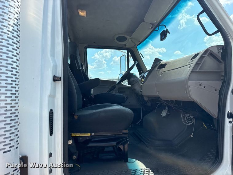 image for item NU9550 2007 Sterling Acterra lube truck