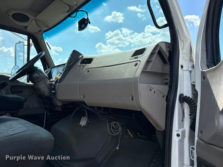 image for item NU9550 2007 Sterling Acterra lube truck