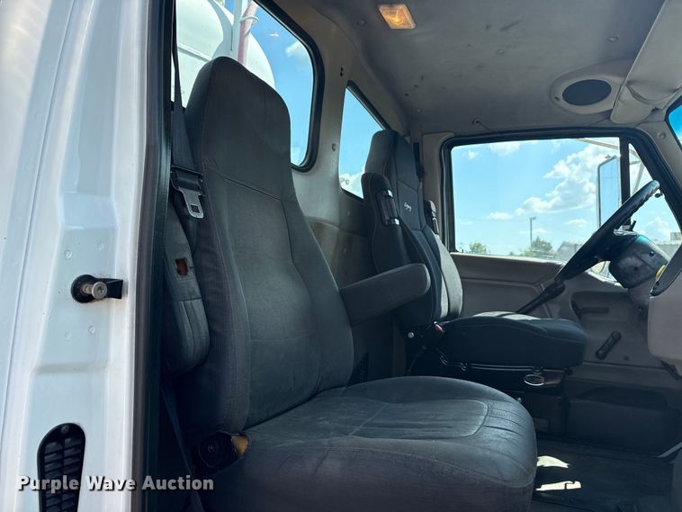 image for item NU9550 2007 Sterling Acterra lube truck