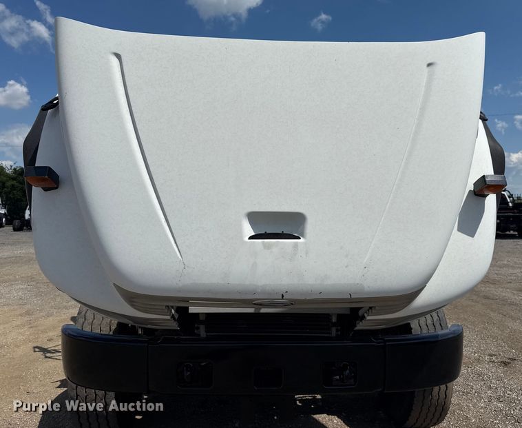 image for item NU9550 2007 Sterling Acterra lube truck