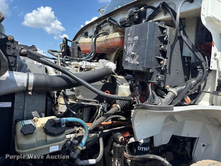 image for item NU9550 2007 Sterling Acterra lube truck