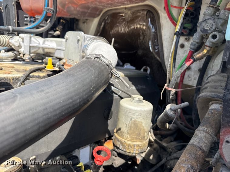 image for item NU9550 2007 Sterling Acterra lube truck