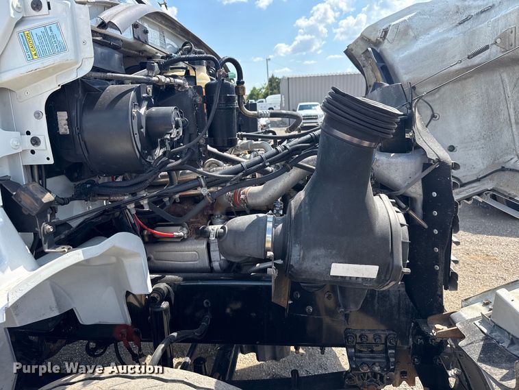 image for item NU9550 2007 Sterling Acterra lube truck