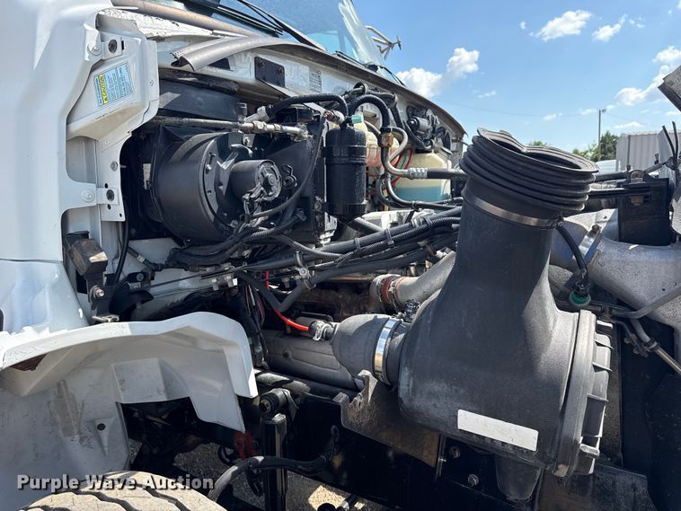 image for item NU9550 2007 Sterling Acterra lube truck