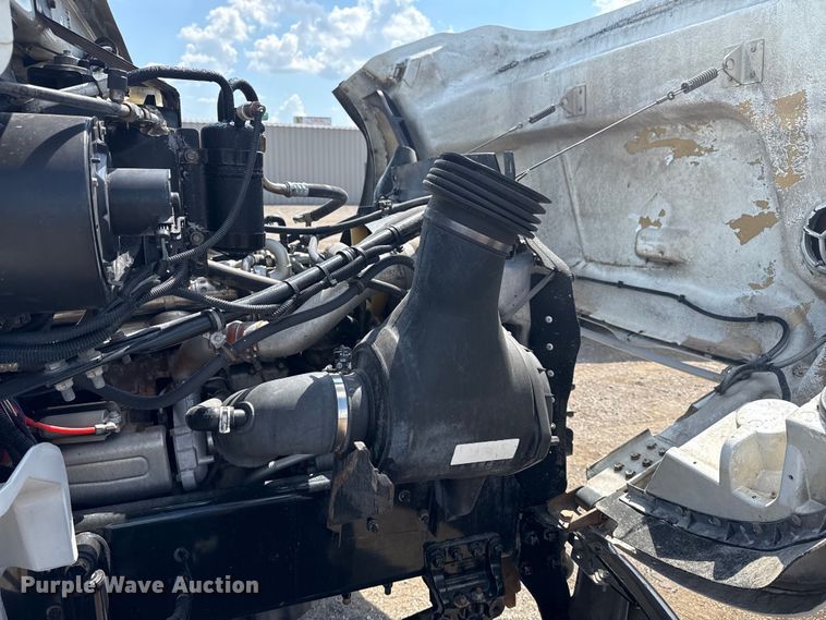 image for item NU9550 2007 Sterling Acterra lube truck