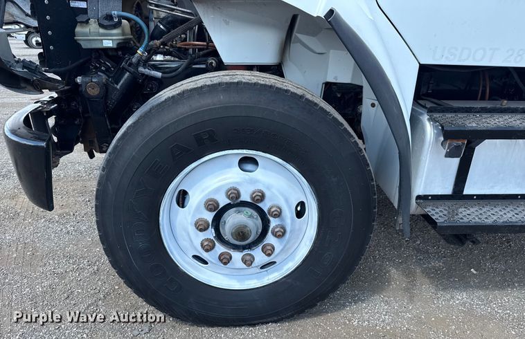 image for item NU9550 2007 Sterling Acterra lube truck