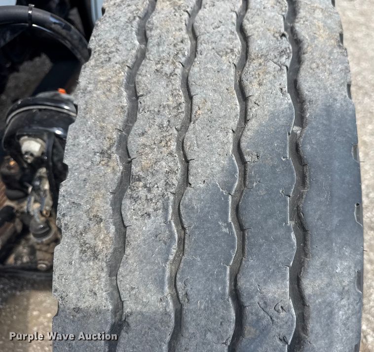 image for item NU9550 2007 Sterling Acterra lube truck