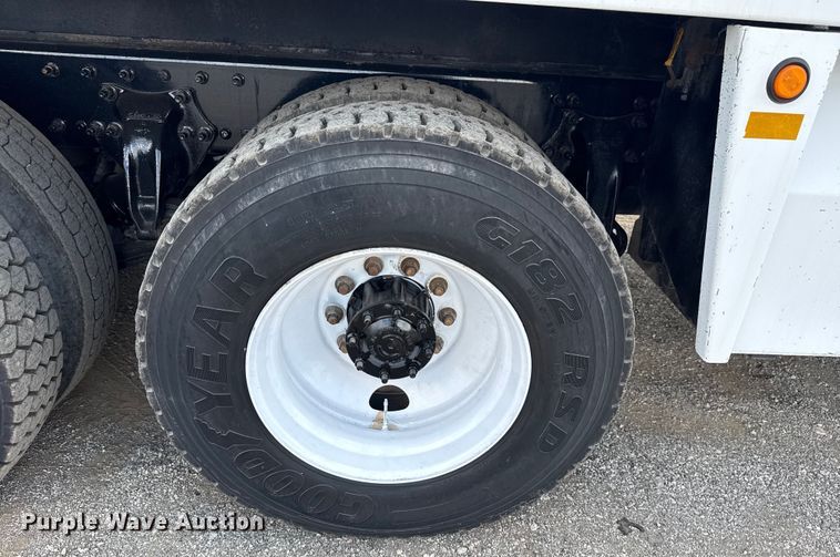 image for item NU9550 2007 Sterling Acterra lube truck