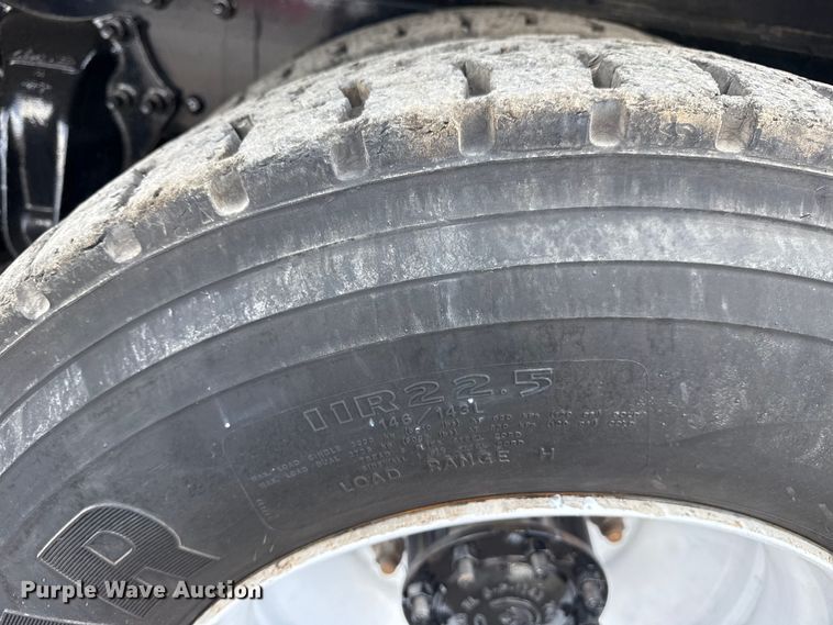 image for item NU9550 2007 Sterling Acterra lube truck