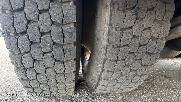 image for item NU9550 2007 Sterling Acterra lube truck