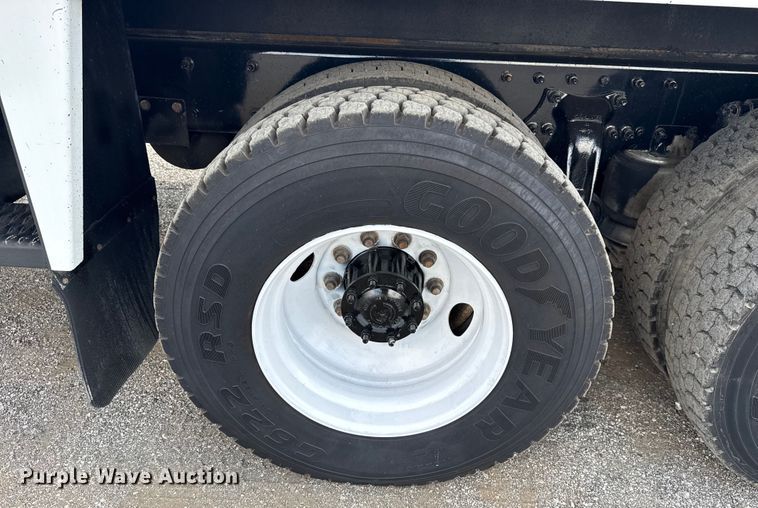 image for item NU9550 2007 Sterling Acterra lube truck