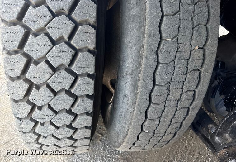 image for item NU9550 2007 Sterling Acterra lube truck