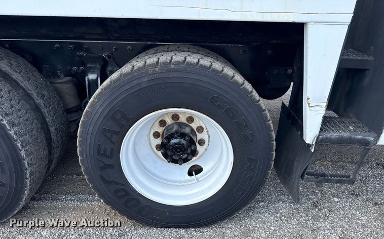 image for item NU9550 2007 Sterling Acterra lube truck