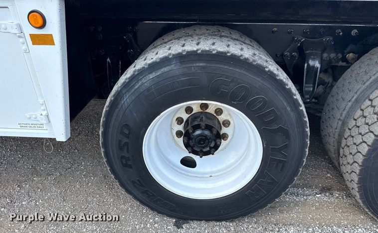 image for item NU9550 2007 Sterling Acterra lube truck