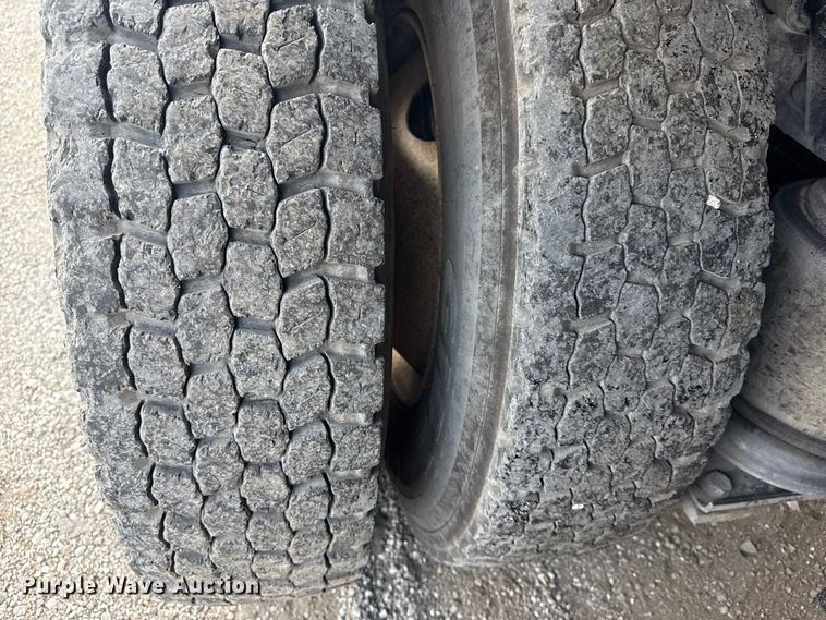 image for item NU9550 2007 Sterling Acterra lube truck