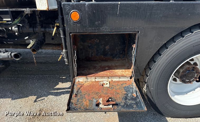 image for item NU9552 2017 Kenworth T370 vacuum truck