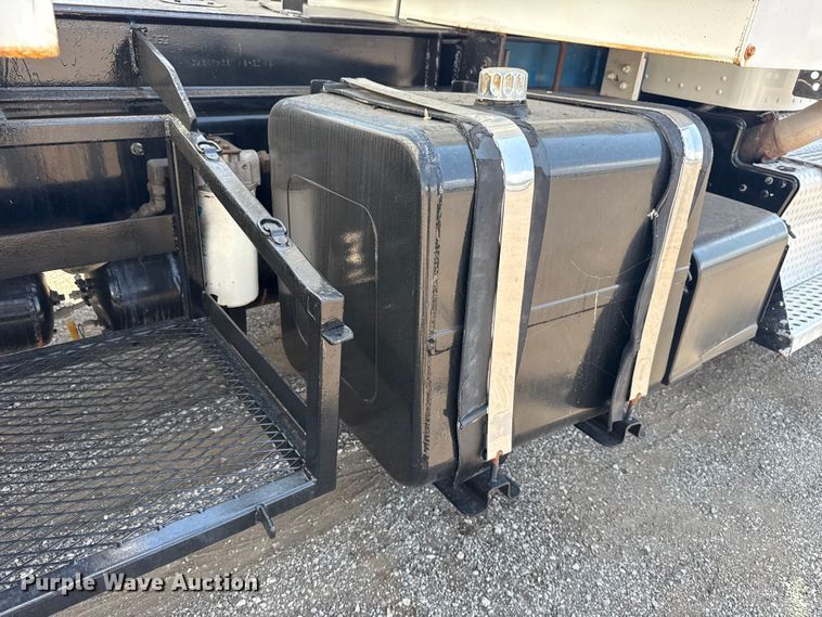 image for item NU9552 2017 Kenworth T370 vacuum truck