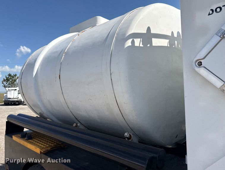 image for item NU9552 2017 Kenworth T370 vacuum truck