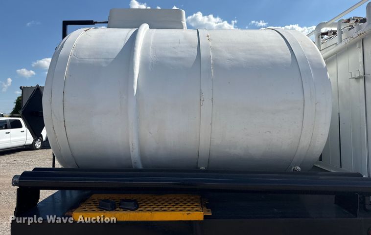 image for item NU9552 2017 Kenworth T370 vacuum truck