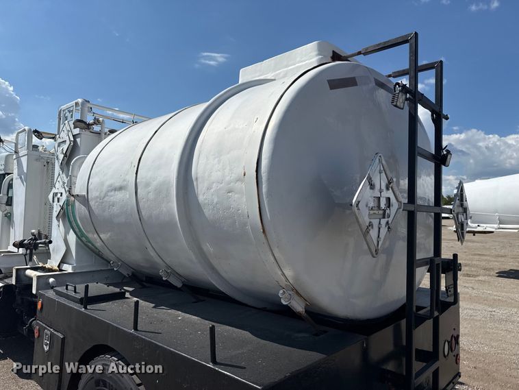 image for item NU9552 2017 Kenworth T370 vacuum truck