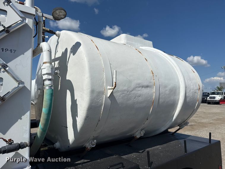 image for item NU9552 2017 Kenworth T370 vacuum truck