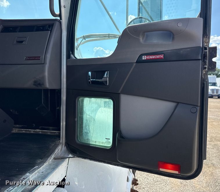 image for item NU9552 2017 Kenworth T370 vacuum truck