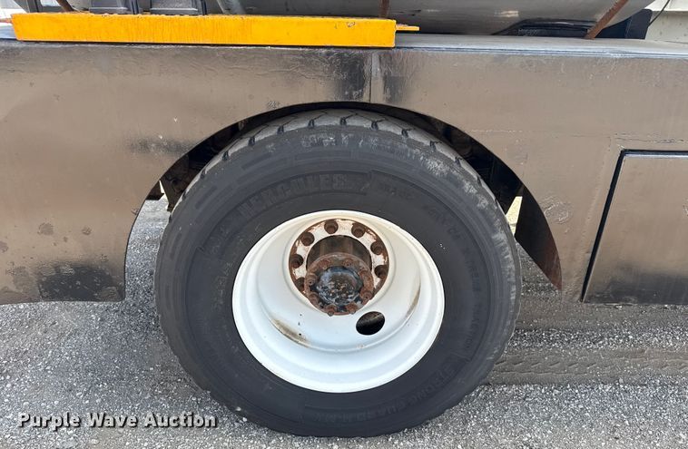 image for item NU9552 2017 Kenworth T370 vacuum truck